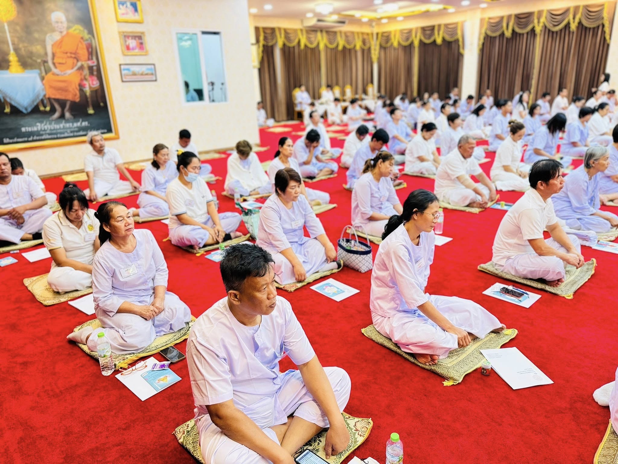 พระเมธีวัชรประชาทร,ผศ.ดร. ผู้อำนวยการหน่วยวิทยบริการคณะสังคมศาสตร์ฯ พระครูสังฆวิริยกิจ,รศ.ดร. รองคณะบดีคณะสังคมศาสตร์ พระครูสุธีกิตติบัณฑิต,รศ.ดร. ผู้อำนวยการสถาบันวิจัยพุทธศาสตร์ พระมหาคำพันธุ์ รณญฺชโย, ดร. ประธานพระวิปัสสนาจารย์ พระครูธรรมธรไพรัชช์ สิริจันโท เจ้าอาวาสวัดสะแก จ.พระนครศรีอยุธยา พระครูสังฆรักษ์เอกลักษณ์ อชิโต,ผศ.ดร. และพระสมุห์ประจิรักษ์ มหาปุญฺโญ คณาจารย์ เจ้าหน้าที่ เปิดพิธี #โครงการปฏิบัติวิปัสสนากรรมฐาน ประจำปี ๒๕๖๗ เฉลิมพระเกียรติ พระบาทสมเด็จพระวชิรเกล้าเจ้าอยู่หัว เนื่องในโอกาสมหามงคลเฉลิมพระชนมพรรษา๖ รอบ หน่วยวิทยบริการ คณะสังคมศาสตร์ มหาวิทยาลัยมหาจุฬาลงกรณราชวิทยาลัย ณ วัดอินทาราม ตำบลเหมืองใหม่ อำเภออัมพวา จังหวัดสมุทรสงคราม ระหว่างวันที่ ๑๐ - ๒๑ เดือน ธันวาคม พ.ศ. ๒๕๖๗