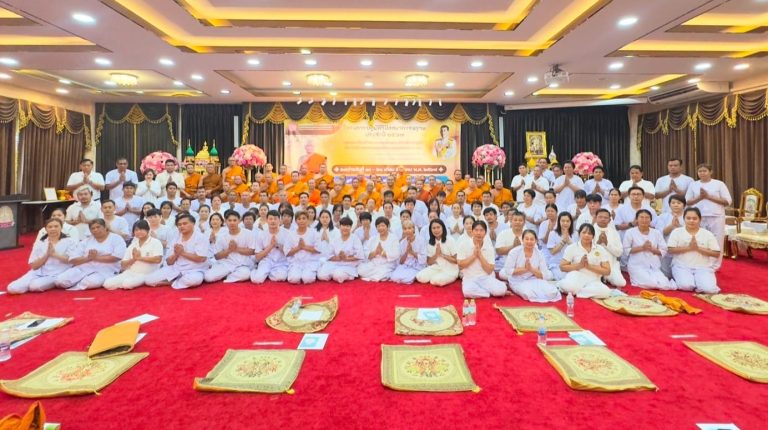 พระเมธีวัชรประชาทร,ผศ.ดร. ผู้อำนวยการหน่วยวิทยบริการคณะสังคมศาสตร์ฯ พระครูสังฆวิริยกิจ,รศ.ดร. รองคณะบดีคณะสังคมศาสตร์ พระครูสุธีกิตติบัณฑิต,รศ.ดร. ผู้อำนวยการสถาบันวิจัยพุทธศาสตร์ พระมหาคำพันธุ์ รณญฺชโย, ดร. ประธานพระวิปัสสนาจารย์ พระครูธรรมธรไพรัชช์ สิริจันโท เจ้าอาวาสวัดสะแก จ.พระนครศรีอยุธยา พระครูสังฆรักษ์เอกลักษณ์ อชิโต,ผศ.ดร. และพระสมุห์ประจิรักษ์ มหาปุญฺโญ คณาจารย์ เจ้าหน้าที่ เปิดพิธี #โครงการปฏิบัติวิปัสสนากรรมฐาน ประจำปี ๒๕๖๗ เฉลิมพระเกียรติ พระบาทสมเด็จพระวชิรเกล้าเจ้าอยู่หัว เนื่องในโอกาสมหามงคลเฉลิมพระชนมพรรษา๖ รอบ หน่วยวิทยบริการ คณะสังคมศาสตร์ มหาวิทยาลัยมหาจุฬาลงกรณราชวิทยาลัย ณ วัดอินทาราม ตำบลเหมืองใหม่ อำเภออัมพวา จังหวัดสมุทรสงคราม ระหว่างวันที่ ๑๐ - ๒๑ เดือน ธันวาคม พ.ศ. ๒๕๖๗